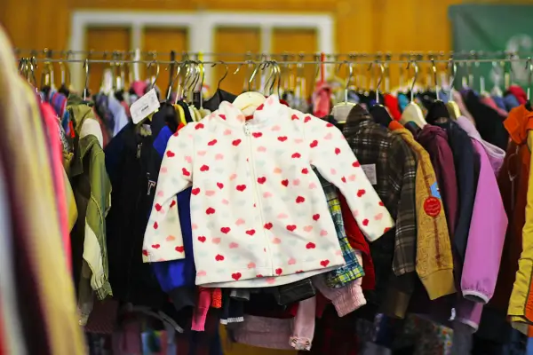 Como Comprar e Vender Roupas de Bebê Usadas de Forma Sustentável